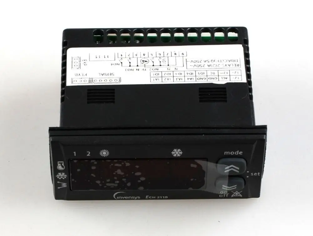Temperaturregler von Remko mit digitalem Display und Steuerknöpfen, ausgestattet mit Anschlussmöglichkeiten für verschiedene Anwendungen.