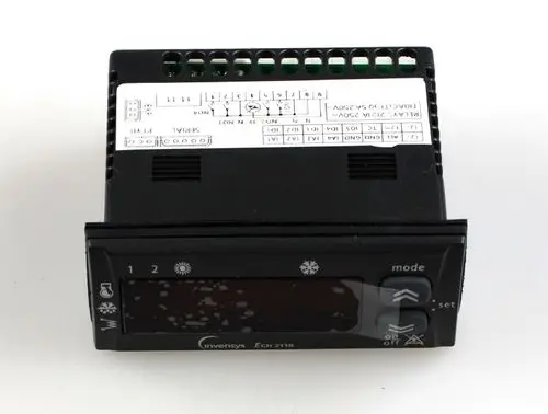 Temperaturregler von Remko mit digitalem Display und Steuerknöpfen, ausgestattet mit Anschlussmöglichkeiten für verschiedene Anwendungen.