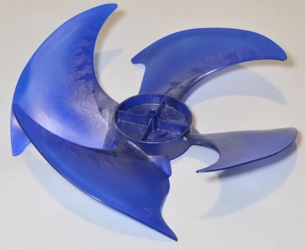 Remko Verflüssigerventilator mit mehreren blauen Flügeln, geeignet für den Einsatz in Kühlsystemen. Der Rotor hat eine zentrale Achse zur Verbindung mit einem Antrieb.