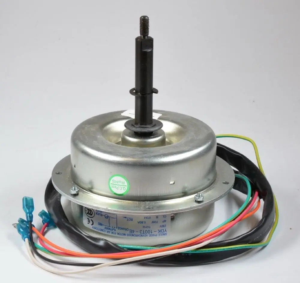 Remko Ventilatormotor mit Metallgehäuse und verschiedenen Anschlusskabeln. Der Motor hat eine zentrale Welle und ist für den Einsatz in Kühlsystemen konzipiert.