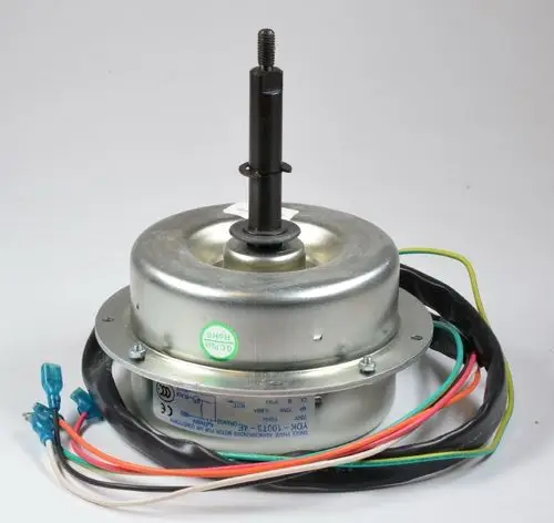 Remko Ventilatormotor mit Metallgehäuse und verschiedenen Anschlusskabeln. Der Motor hat eine zentrale Welle und ist für den Einsatz in Kühlsystemen konzipiert.