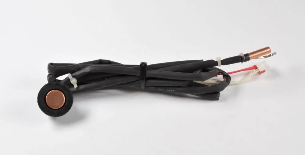 Sensor mit Kabeln und Steckverbindungen, angepasst für Remko-Geräte. Enthält einen runden, schwarzen Anschluss mit einem zentralen Metallstück.