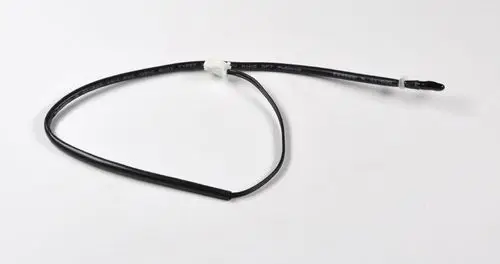 Schwarzes Kabel mit Stecker und zwei Befestigungselementen, vermutlich für einen Sensor von Remko. Die Beschriftung deutet auf technische Spezifikationen hin.
