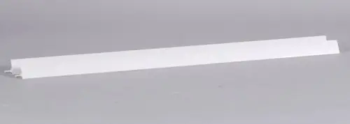 Weißes, schlankes Kunststoffteil von Remko, mit zwei parallelen Rillen, auf grauem Untergrund. Ideal für Montage oder als Abdeckung.