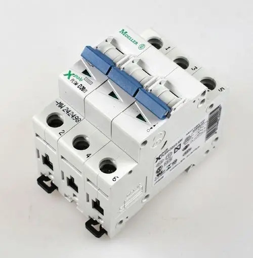 Schutzschalter von Remko mit mehreren Schaltmechanismen, klar strukturiert, in einem kompakten Design. Ideal für elektrische Anwendungen in verschiedenen Geräten.