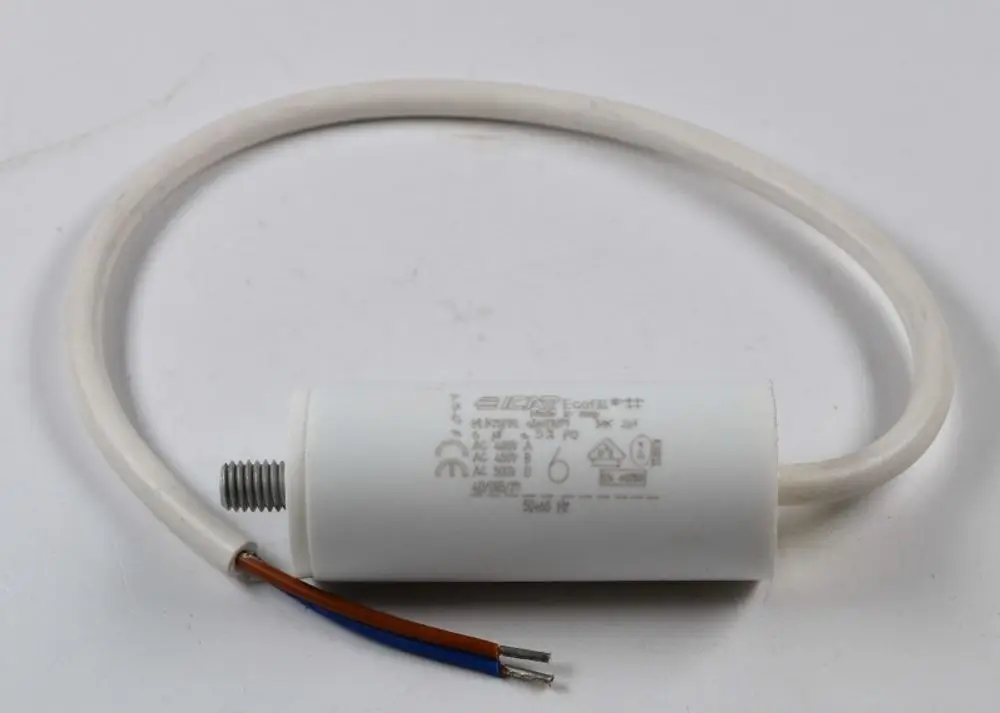Weißer Kondensator mit Kabel und Schraubensatz, beschriftet mit technischen Daten. Hersteller: Remko.