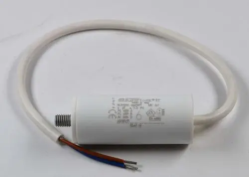 Weißer Kondensator mit Kabel und Schraubensatz, beschriftet mit technischen Daten. Hersteller: Remko.