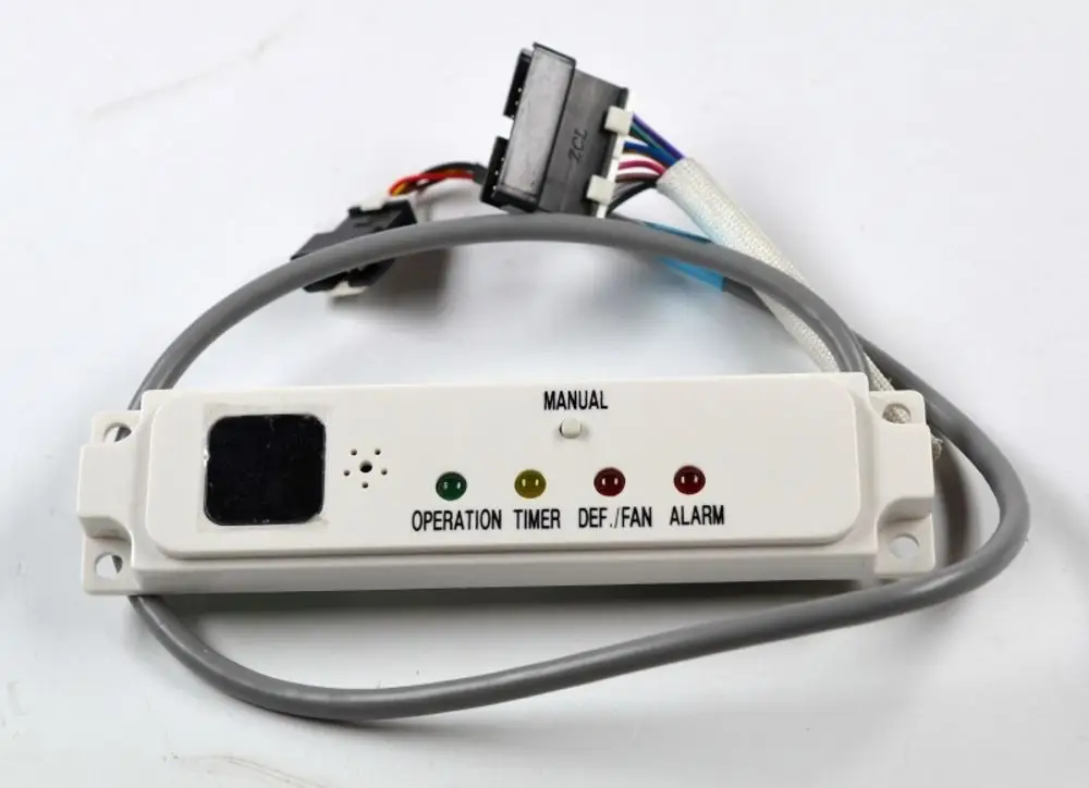 Platine mit mehreren LED-Anzeigen, darunter Operation, Timer, Defrost/Fan und Alarm. Angewendet in Geräten der Marke Remko. Kabelanschlüsse für die Funktionalität.