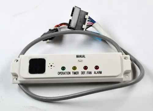 Platine mit mehreren LED-Anzeigen, darunter Operation, Timer, Defrost/Fan und Alarm. Angewendet in Geräten der Marke Remko. Kabelanschlüsse für die Funktionalität.