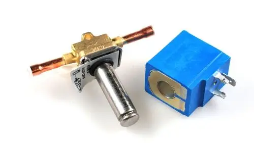 Magnetventil von Remko mit metallischem Gehäuse und Anschlussrohlingen, ergänzt durch einen blauen elektrischen Komponente.