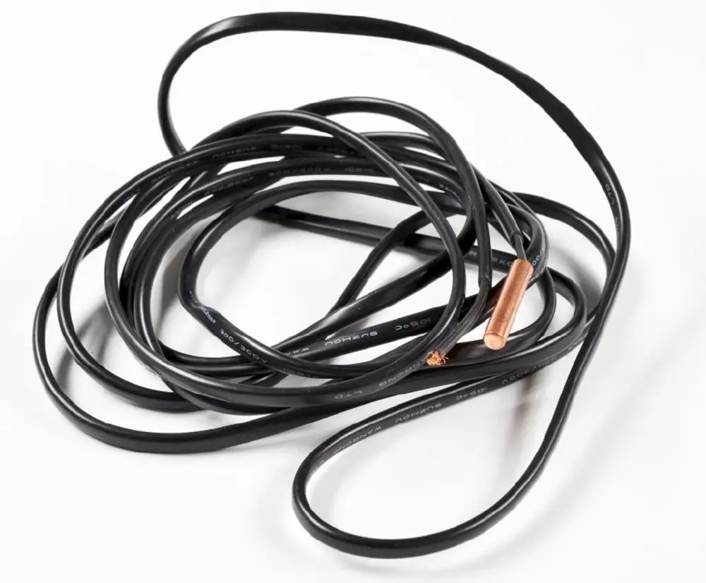 Schwarzes Kabel mit einem kupfernen Ende, verwickelt. Könnte ein Bestandteil eines Wärmesensors oder Messgeräts von Remko sein.