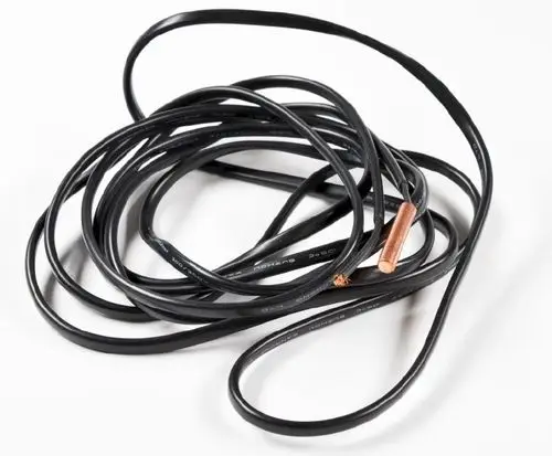 Schwarzes Kabel mit einem kupfernen Ende, verwickelt. Könnte ein Bestandteil eines Wärmesensors oder Messgeräts von Remko sein.