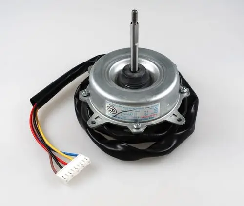 Ventilatormotor von Remko mit metallem Gehäuse und mehreren Kabeln zur elektrischen Verbindung, zentraler Abtrieb für Anwendung in Klimaanlagen oder Kühlsystemen.