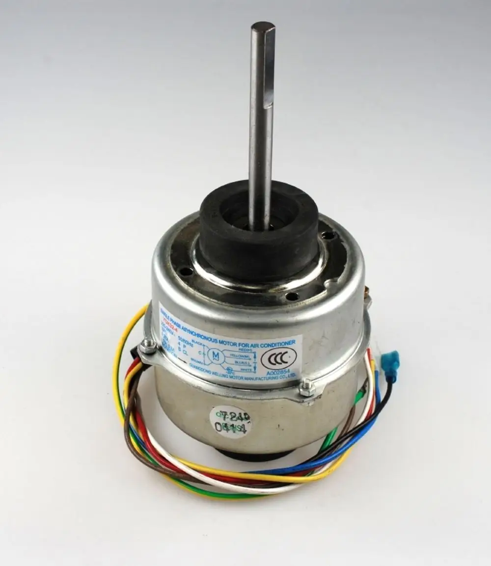 Ventilatormotor mit mehreren Kabeln und einem Metallgehäuse. Geeignet für Anwendungen wie Klimaanlagen. Marke Remko ist erkennbar.
