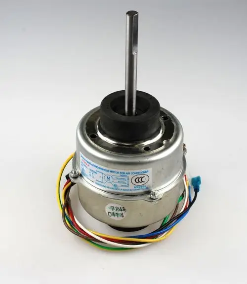 Ventilatormotor mit mehreren Kabeln und einem Metallgehäuse. Geeignet für Anwendungen wie Klimaanlagen. Marke Remko ist erkennbar.