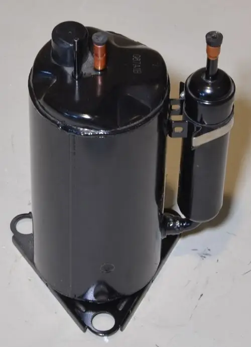 Kompressor von Remko, zylindrische Bauform mit einer runden Oberseite, mehreren Anschlussstellen und einer montierten Halterung zur Installation.