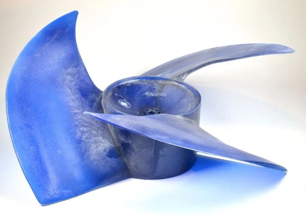 Ventilatorflügel in blauer Farbe, hergestellt von Remko, mit einer zentralen Öffnung zur Befestigung. Das Design weist zwei große, gebogene Klingen auf.