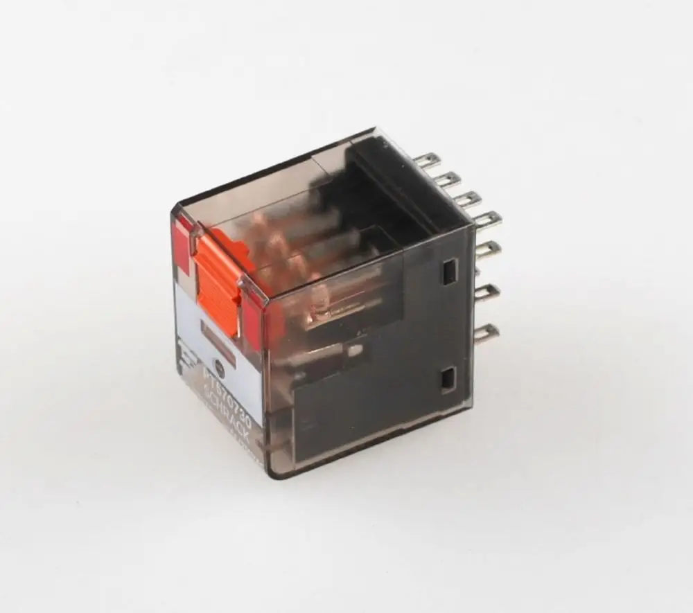 Vierfachrelais von Remko, mit transparentem Gehäuse und mehreren Anschlussstiften, geeignet für verschiedene elektronische Anwendungen.