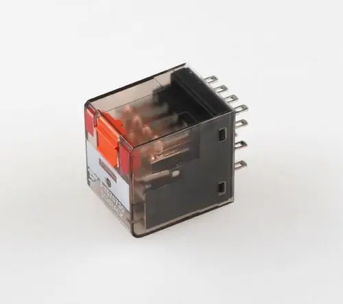 Vierfachrelais von Remko, mit transparentem Gehäuse und mehreren Anschlussstiften, geeignet für verschiedene elektronische Anwendungen.