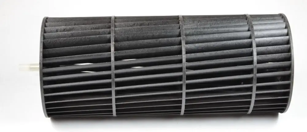 Schwarzes Ventilatorrad mit senkrechten Lamellen, geeignet für Klimaanlagen oder Kühlsysteme, hergestellt von Remko.