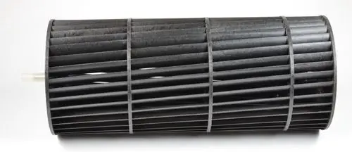 Schwarzes Ventilatorrad mit senkrechten Lamellen, geeignet für Klimaanlagen oder Kühlsysteme, hergestellt von Remko.