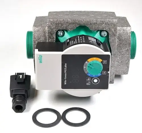 Umwälzpumpe mit Steuereinheit, isoliert, zwei Dichtungsringen, von der Marke Remko, für Heizungs- oder Umlaufsysteme. Bloc-Typ mit Anschluss für elektrische Energie.