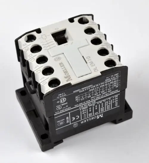 Schaltschütz von Remko in quadratischer Form mit verschiedenen Anschlussklemmen und Typenschild auf der Vorderseite zur elektrischen Steuerung.