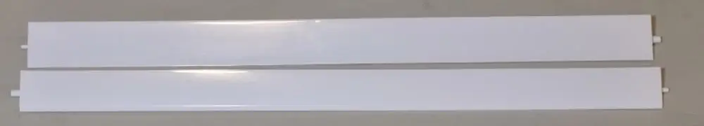 Zwei längliche, weiße Lamellen, die für die Verwendung mit Remko Geräten geeignet sind. Sie sind glatt und haben an beiden Enden Halterungen.