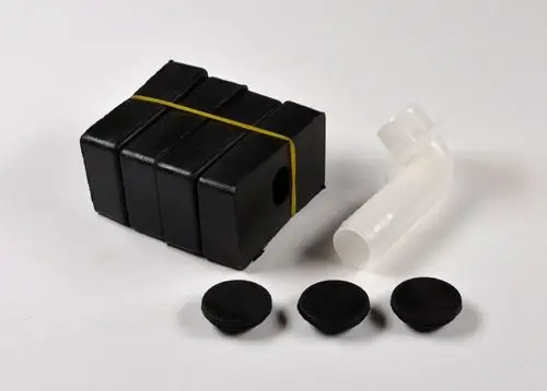 Standfüße in Schwarz, bestehend aus einem Stapel Bauteilen und drei runden Gummistoppern, ergänzt durch ein einzelnes Plastikrohr. Hersteller: Remko.