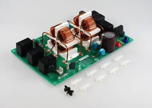 Plateneinheit mit Spulen und mehreren Relais, hergestellt von Remko. Verschiedene elektrische Bauteile und Anschlüsse sind deutlich sichtbar.