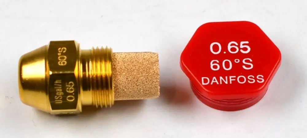 Öldüse mit goldfarbener Metallbasis und Porenfilter, daneben roter Deckel mit Schriftzug. Die Düse ist ein Produkt der Marke Remko.