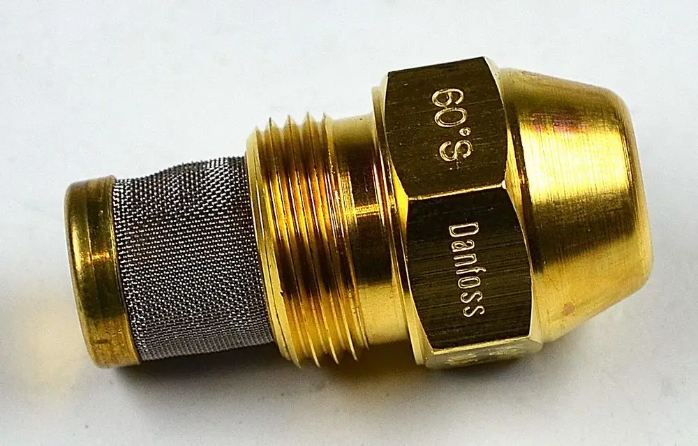 Goldene Öl-Düse mit feinem Gitter, zur Filterung von Flüssigkeiten, erkennbar an der Gravur "Danfoss". Produkt von Remko, geeignet für Heizungs- oder Ölsysteme.