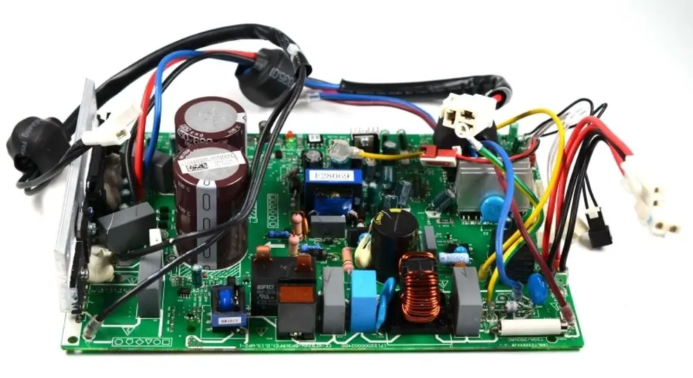 Steuerplatine von Remko mit verschiedene elektronische Komponenten, Kabelanschlüssen und einem zentralen Kühlkörper. Sichtbare Bauteile sind Kondensatoren, Relais und Widerstände.
