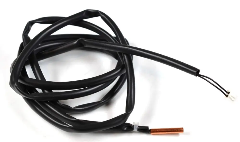 Schwarzes Kabel mit mehreren Drähten, das an einem Ende einen Kupferkontakt aufweist. Möglicherweise ein Sensor von Remko.