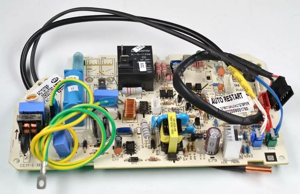 Steuerplatine von Remko mit verschiedenen elektrischen Komponenten, darunter Kondensatoren, Widerstände und Relais, zur Steuerung von Geräten.