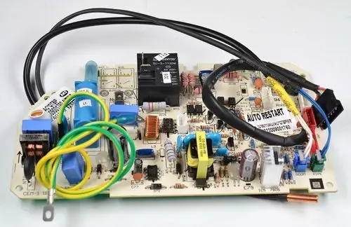 Steuerplatine von Remko mit verschiedenen elektrischen Komponenten, darunter Kondensatoren, Widerstände und Relais, zur Steuerung von Geräten.