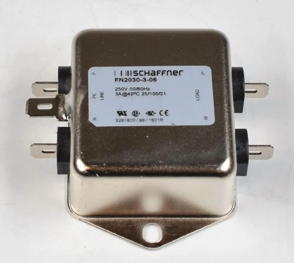Remko-Filter für die Stromversorgung, metallisch glänzendes Gehäuse mit Anschlussklemmen. Beschriftung zeigt technische Spezifikationen auf einem Aufkleber.