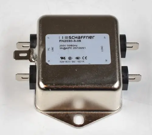 Remko-Filter für die Stromversorgung, metallisch glänzendes Gehäuse mit Anschlussklemmen. Beschriftung zeigt technische Spezifikationen auf einem Aufkleber.