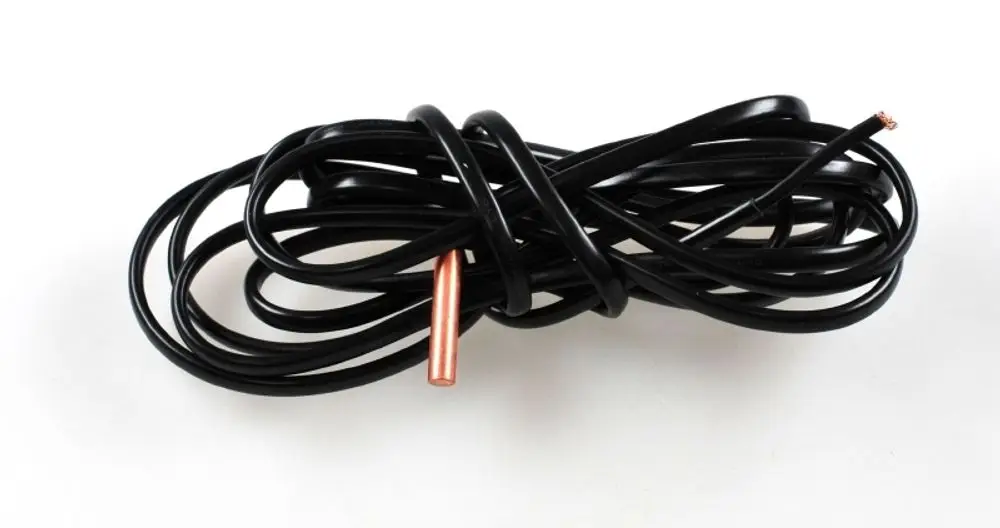 Schwarzes Kabel mit einem Kupferende, aufgewickelt. Der Fühler gehört zu einem Verdampfer von Remko, Einsatz in Heiz- oder Kühlsystemen möglich.