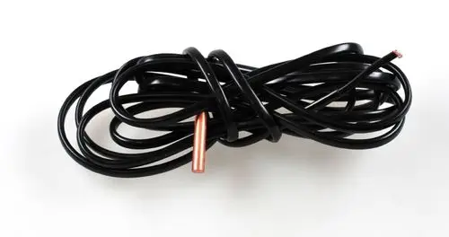 Schwarzes Kabel mit einem Kupferende, aufgewickelt. Der Fühler gehört zu einem Verdampfer von Remko, Einsatz in Heiz- oder Kühlsystemen möglich.