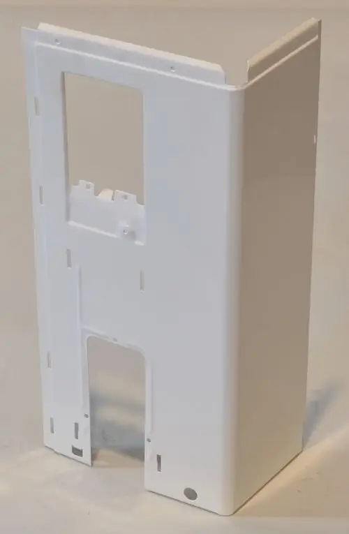 Rechtes Seitenteil aus weißem Kunststoff, passend für Remko Modelle. Das Teil hat Aussparungen und Halterungen zur Montage.