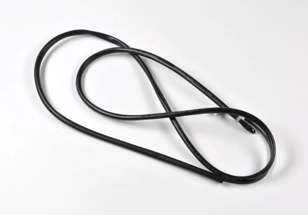 Schwarzes Kabel mit flexibler Form, möglicherweise ein Temperatursensor von Remko, auf weißem Hintergrund.