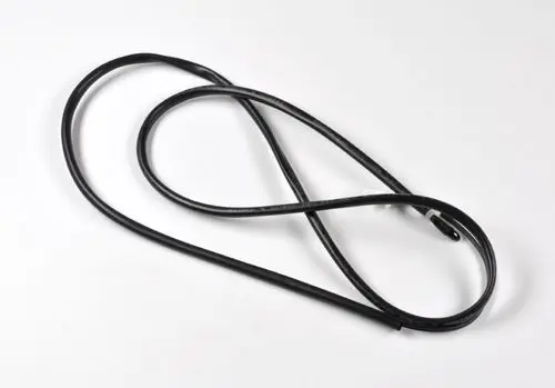 Schwarzes Kabel mit flexibler Form, möglicherweise ein Temperatursensor von Remko, auf weißem Hintergrund.