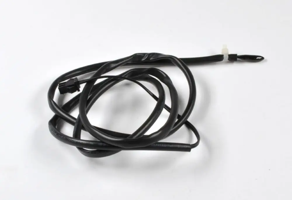 Schwarzes Kabel mit zwei Steckverbindern, möglicherweise ein Temperatursensor. Bestandteil eines Remko-Systems zur Regelung der Umluft.