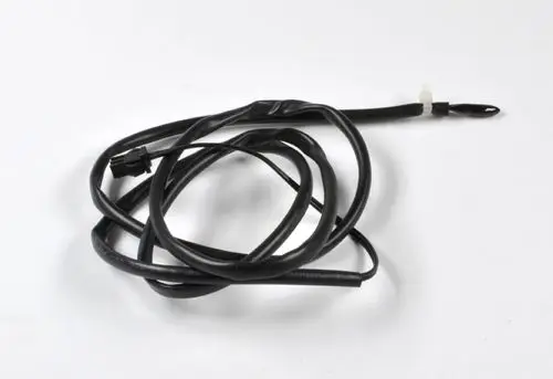 Schwarzes Kabel mit zwei Steckverbindern, möglicherweise ein Temperatursensor. Bestandteil eines Remko-Systems zur Regelung der Umluft.