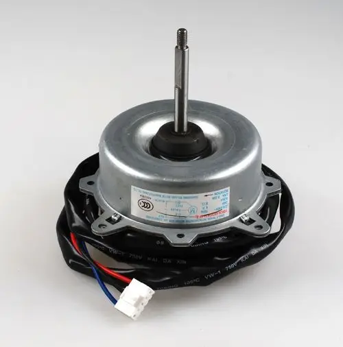 Ventilatormotor von Remko mit einem zentralen Wellenstift und mehreren elektrischen Anschlussdrähten, montiert auf einer runden Metallsockelplatte.