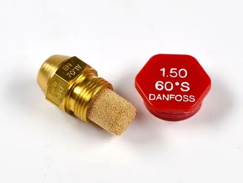 Öldüse mit goldener Oberfläche und herausnehmbarem Sieb, daneben roter Deckel mit Beschriftung, gefertigt von Danfoss, passend für Remko Heizsysteme.