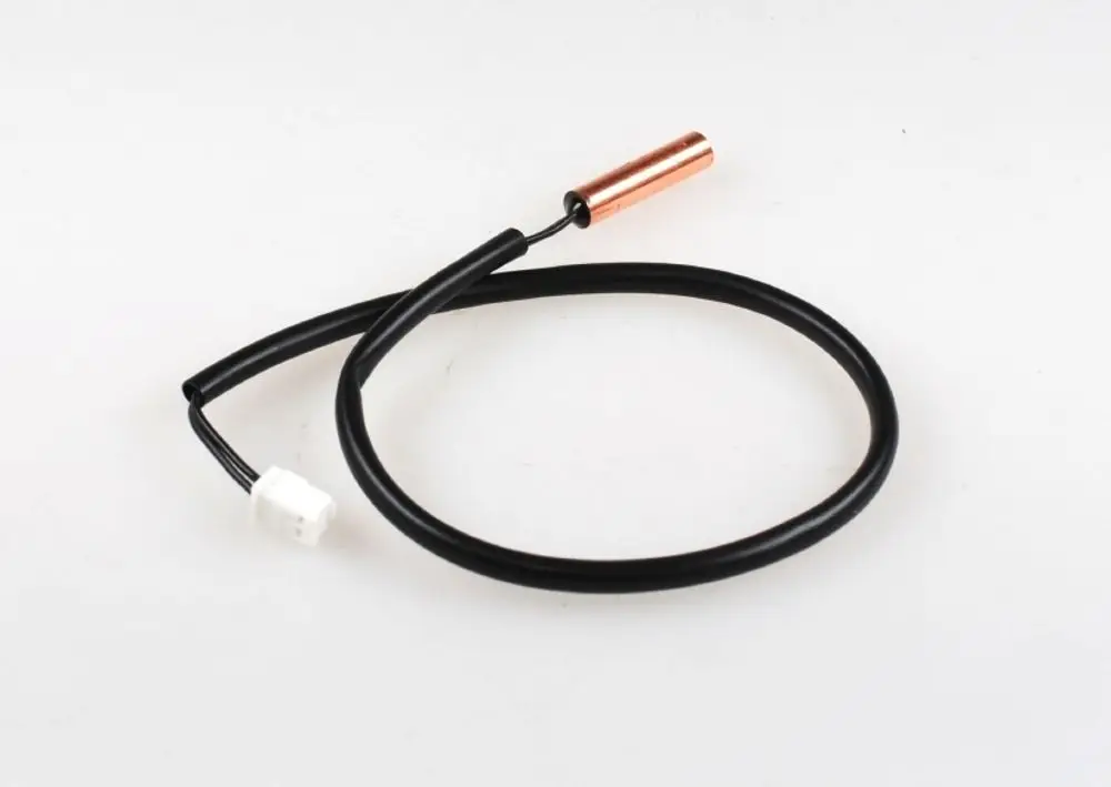 Sensor mit einem kupferfarbenen Ende und schwarzem Kabel, ausgestattet mit einem weißen Steckverbinder. Verwendung in Geräten von Remko.