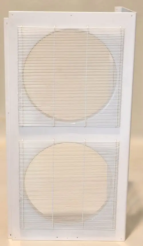 Weißes Ventilatorpaneel mit zwei runden Öffnungen, ausgestattet mit einem Gitter aus vertikalen Drähten. Hersteller: Remko.