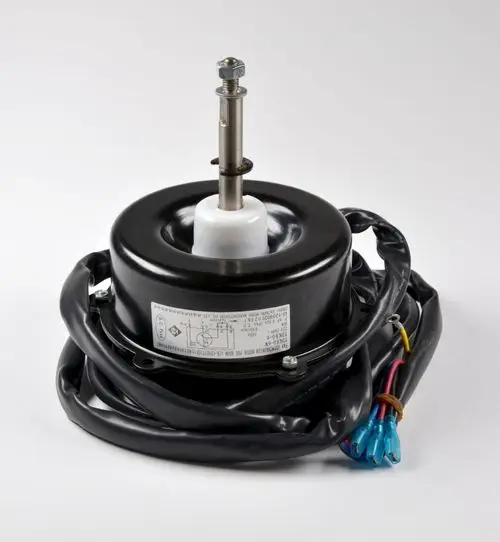 Verflüssigerventilatorenmotor von Remko, mit schwarzem Gehäuse und elektrischen Anschlüssen, zentraler Welle und Kabeln für die elektrische Verbindung.